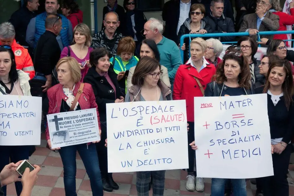 Proteste per l'ospedale di Lanusei (Foto Simone Loi)