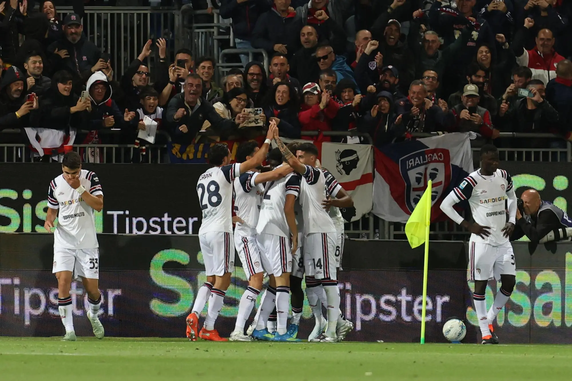 Il Cagliari esulta per il gol di Yerry Mina contro il Torino (foto Ansa)