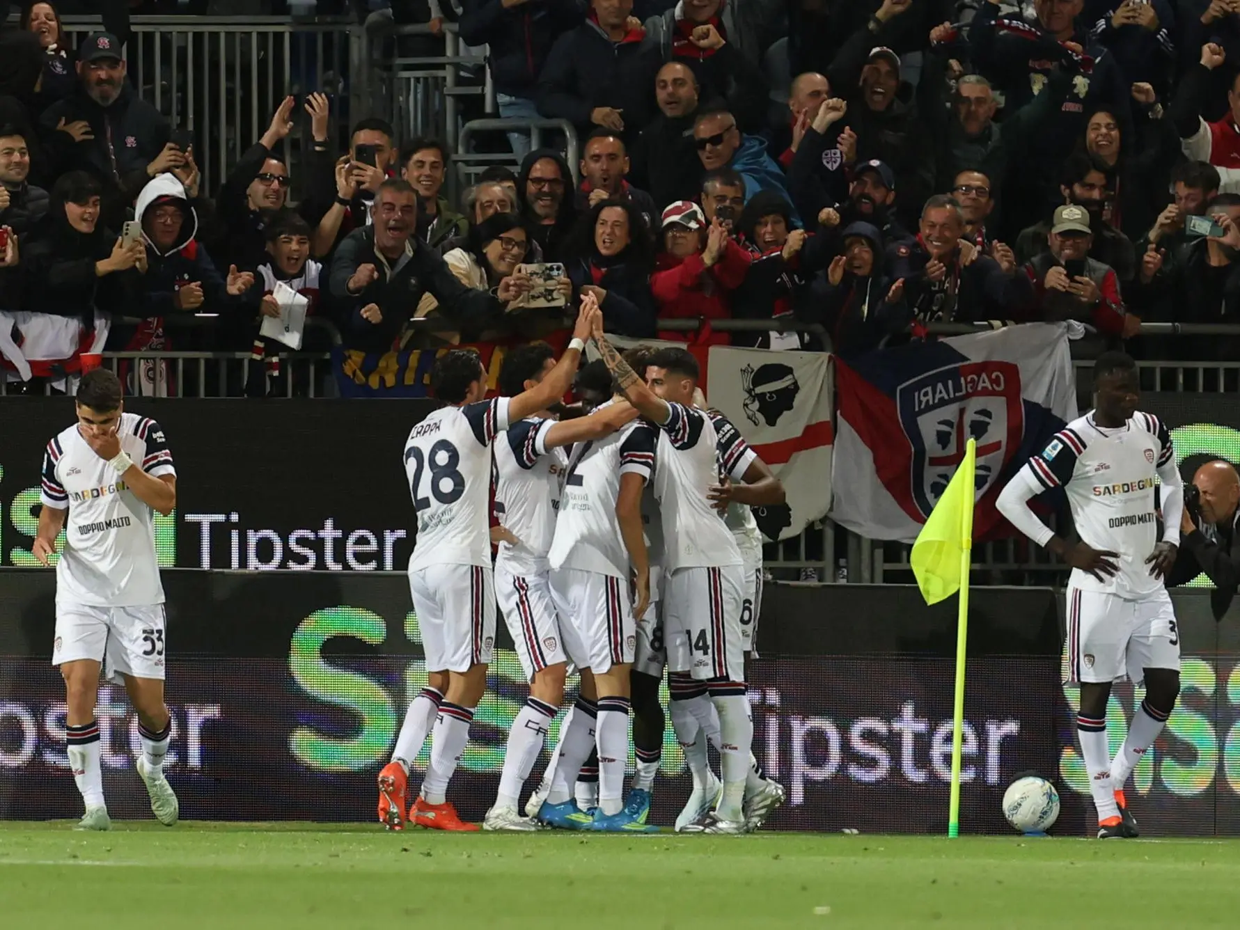 Il Cagliari esulta per il gol di Yerry Mina contro il Torino (foto Ansa)