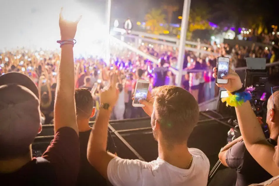 Sfera Ebbasta conquista Quartu: successo per la serata finale del Poetto On Air