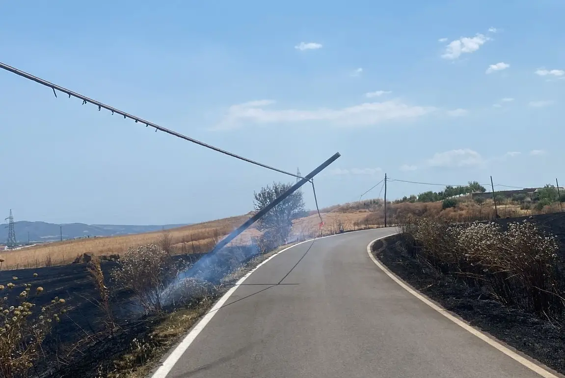Il palo crollato lungo la strada (foto Sirigu)