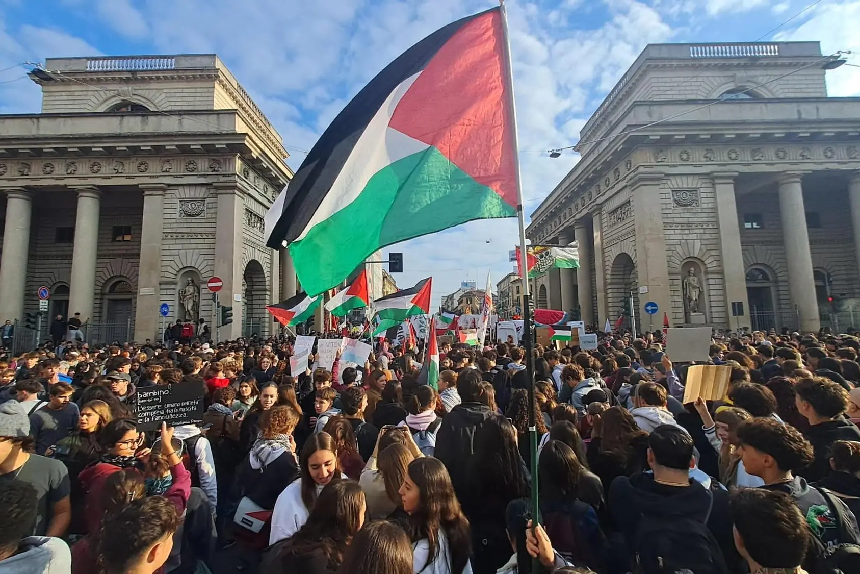 Il corteo a Milano in occasione dello sciopero generale, 3 ottobre 2025. ANSA/DANIEL DAL ZENNARO +++ATTENZIONE: NELLA FOTO POTREBBERO ESSERE RITRATTI DEI MINORENNI. L'ANSA METTE A DISPOSIZIONE DEI PROPRI ABBONATI QUESTA IMMAGINE, LASCIANDO LORO LA DECISIONE SULL'OPPORTUNITA' DI PUBBLICARLA+++