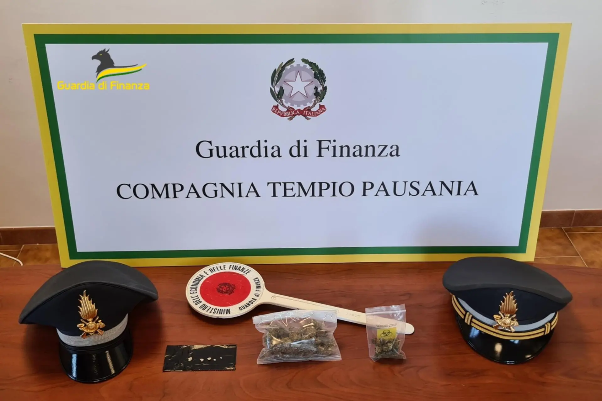 Le sostanze sequestrate (foto Guardia di finanza)