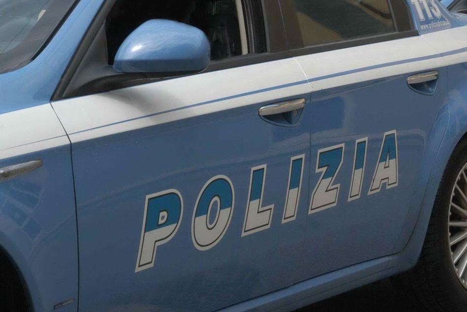 Uno spaccia dalla finestra, l'altro con l'auto: due arresti a Cagliari