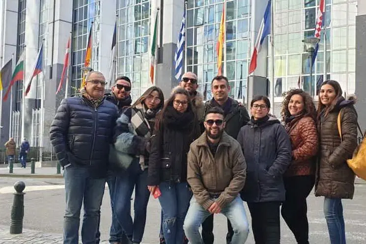 La delegazione formata dai giovani di Sarroch e Mandas in visita a Bruxelles (foto L'Unione Sarda - Murgana)