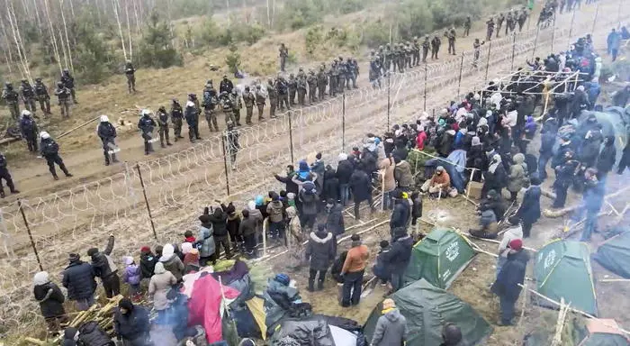 Migranti al confine tra Polonia e Bielorussia (Ansa-Epa)
