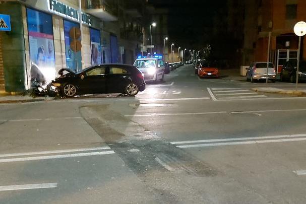 Cagliari, perde il controllo dell’auto e si schianta contro la vetrina di una farmacia: grave un giovane