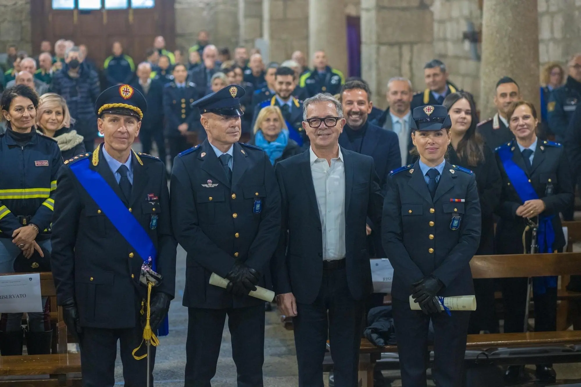 Il comandante Giovanni Mannoni, il sindaco Settimo Nizzi e i due agenti Giusy Ventroni e Stefano Dessanti (foto Comune di Olbia