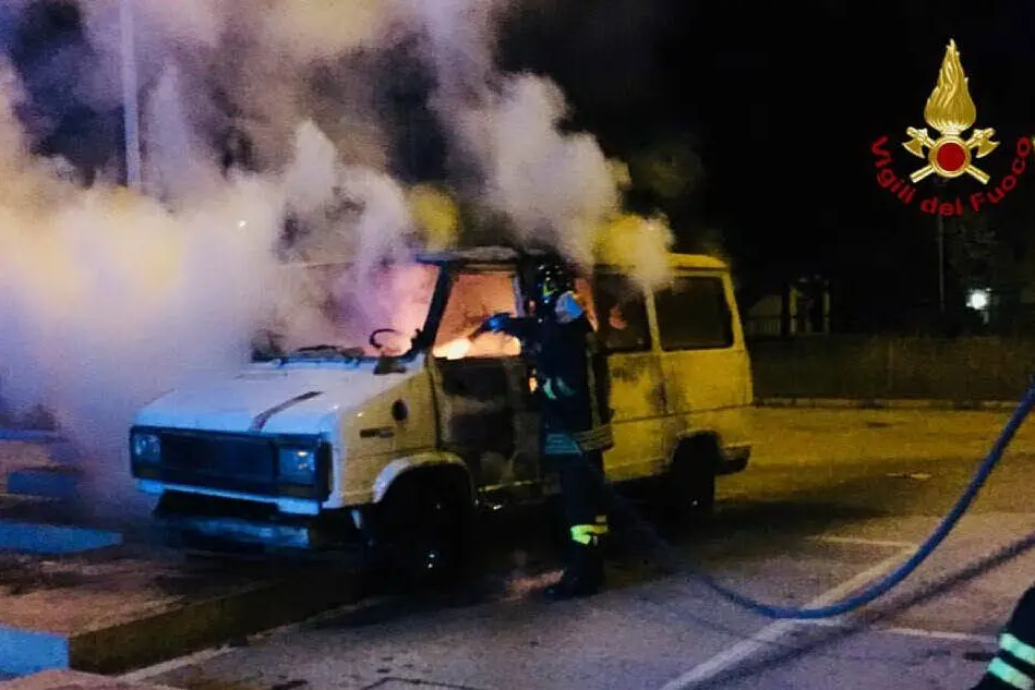 Il furgone incendiato