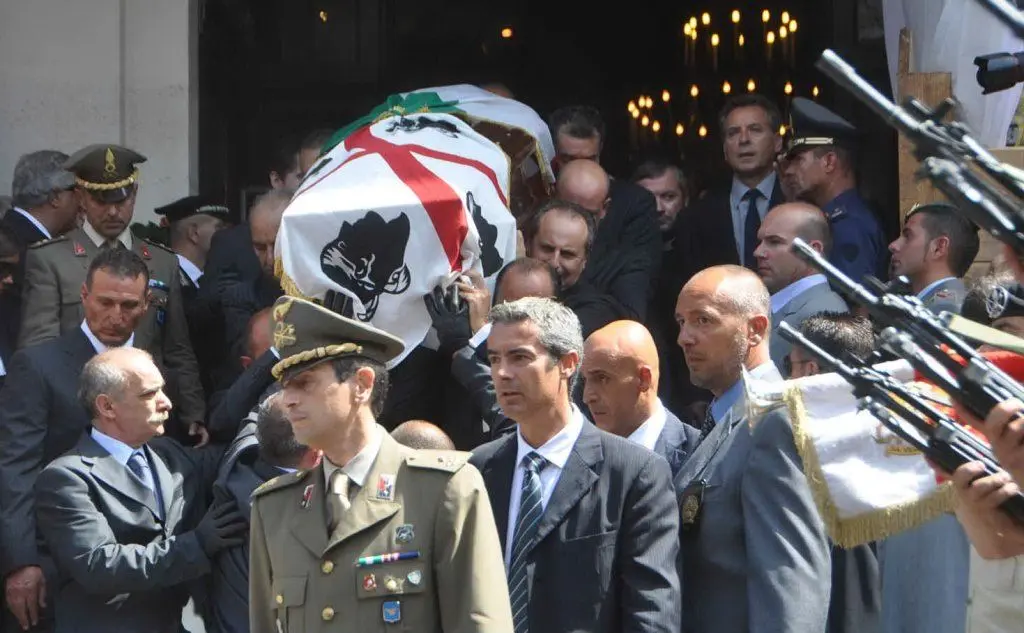 Il funerale, celebrato il 20 agosto, con il feretro avvolto nella bandiera dei Quattro Mori (Ansa)