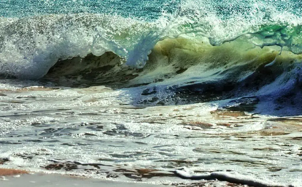 La potenza delle onde (foto Instagram)