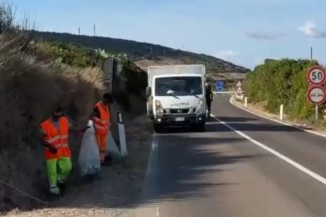 Operatori della ditta di igiene urbana a Castelsardo (foto concessa)