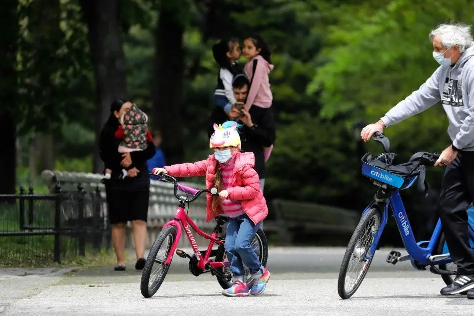 Genitori coi figli a Central Park (Ansa)