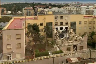 L'edificio dell'Università di Cagliari dopo il crollo (foto inviata dalla lettrice)