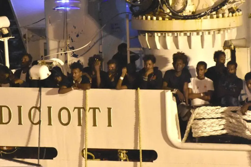 Migranti a bordo della nave Diciotti (Ansa)