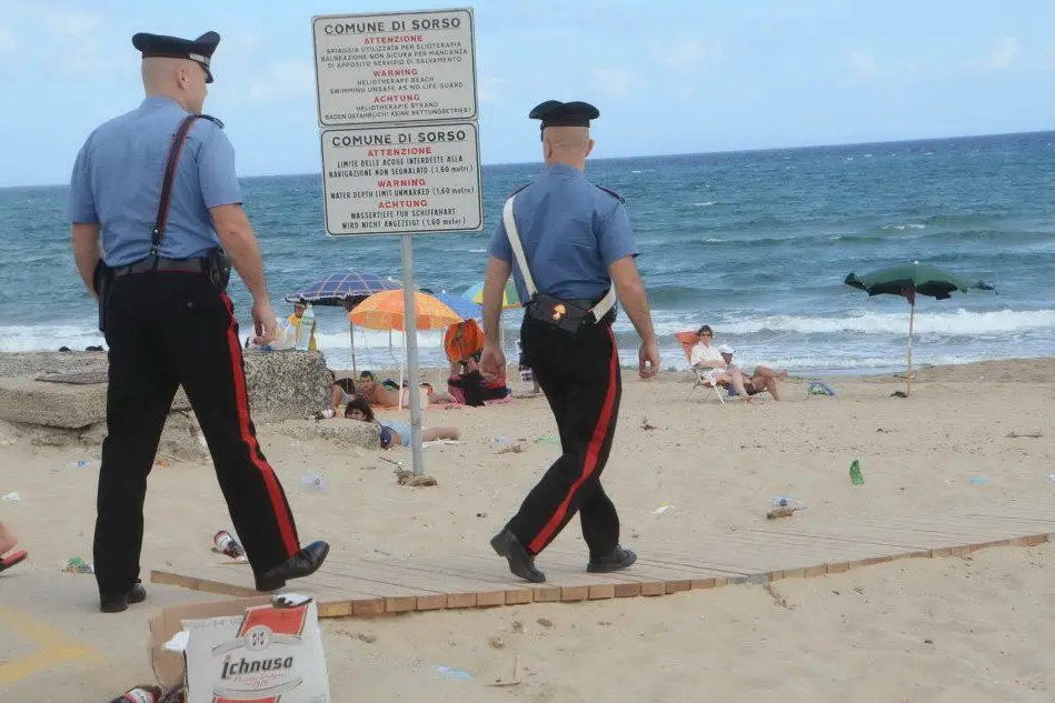 I carabinieri sulla spiaggia di Platamona