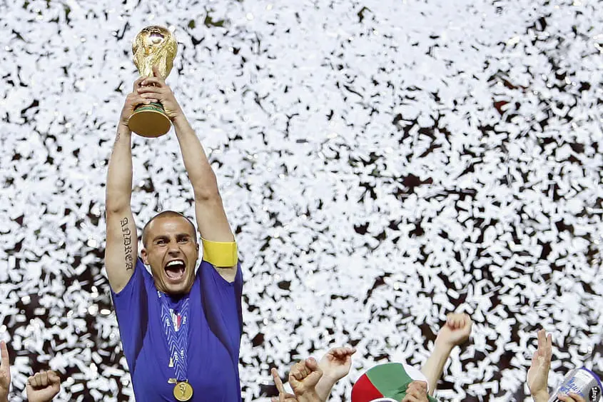 Cannavaro alza al cielo la Coppa del Mondo (Ansa)