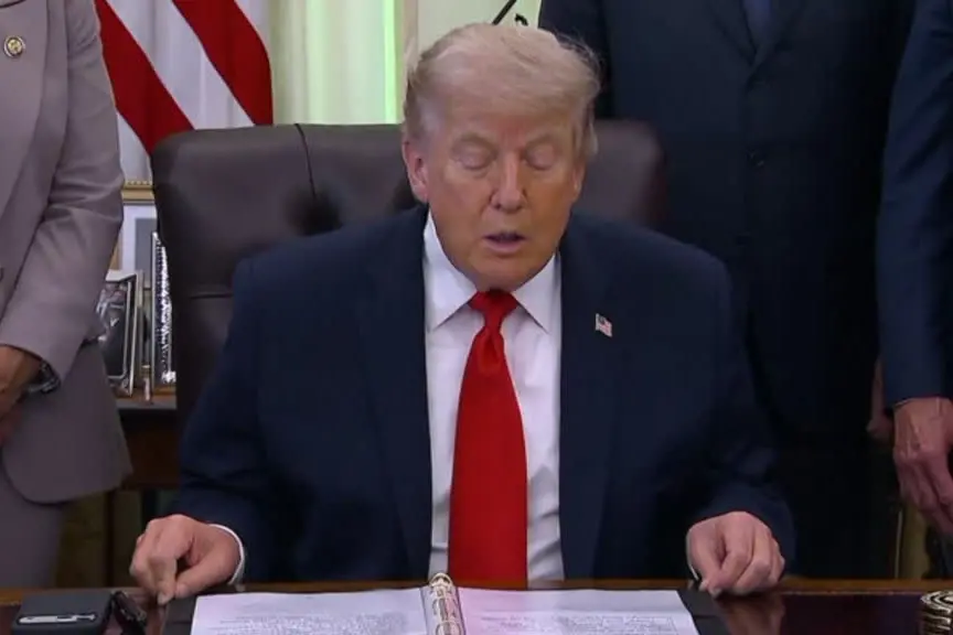 Trump annuncia accordo "imminente" con Iran e ferma gli attacchi