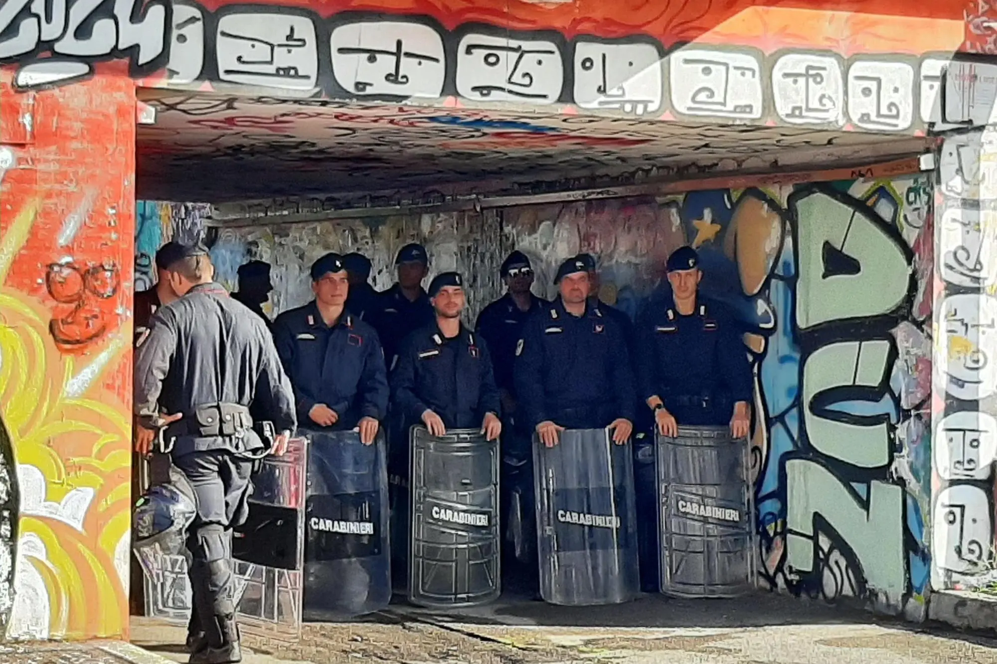 La polizia esegue, con l'ufficiale giudiziario, l'ordine di sfratto emesso nei confronti dello storico centro sociale Leoncavallo a Milano (Ansa)