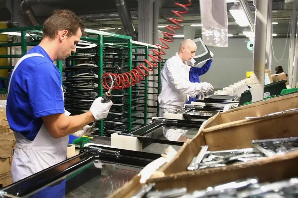 Personale al lavoro in un'azienda