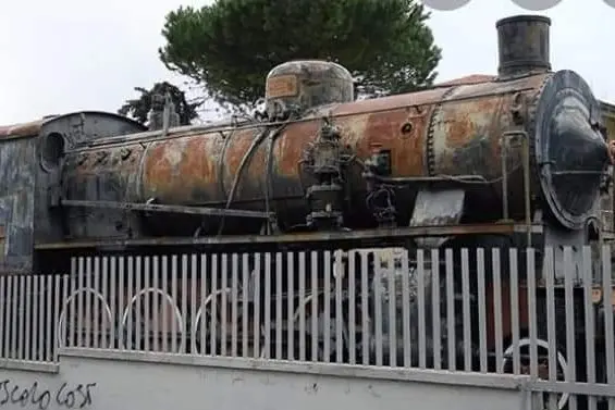 La vecchia vaporiera in rovina in via Barats (foto Tellini)