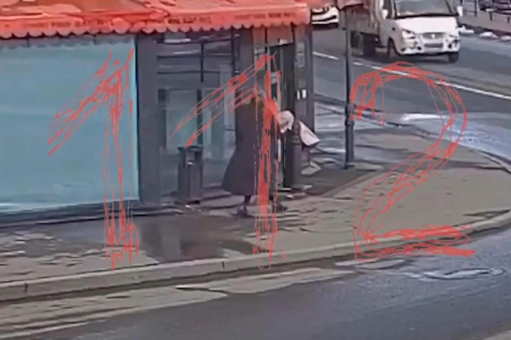 Una telecamera di sorveglianza mostra una donna, forse Darya Trepova, mentre porta l'esplosivo nel locale (foto via Ansa)