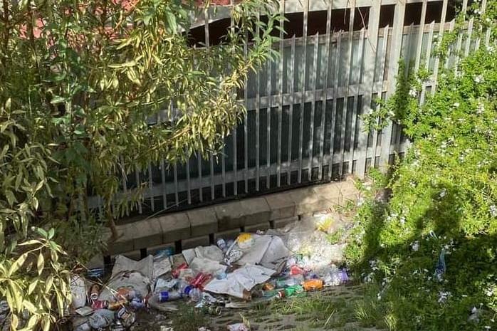 Un cumulo di rifiuti in piazzale Segni (Foto Tellini)