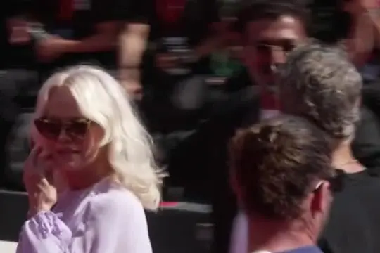 Venezia, il red carpet di "Look Back", arriva anche Pamela Anderson