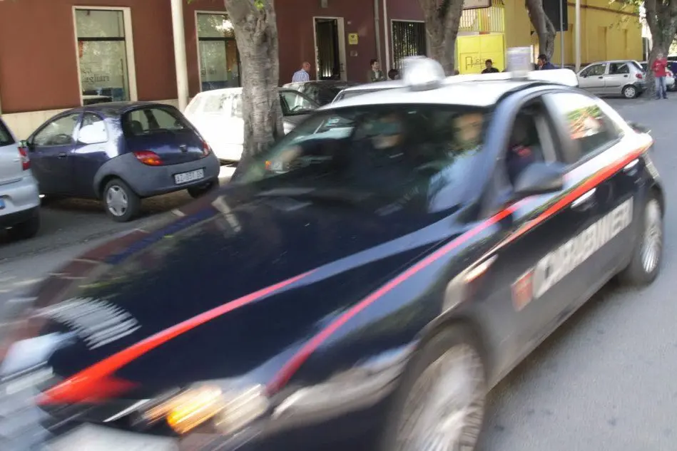 Un'auto dei carabinieri durante un inseguimento