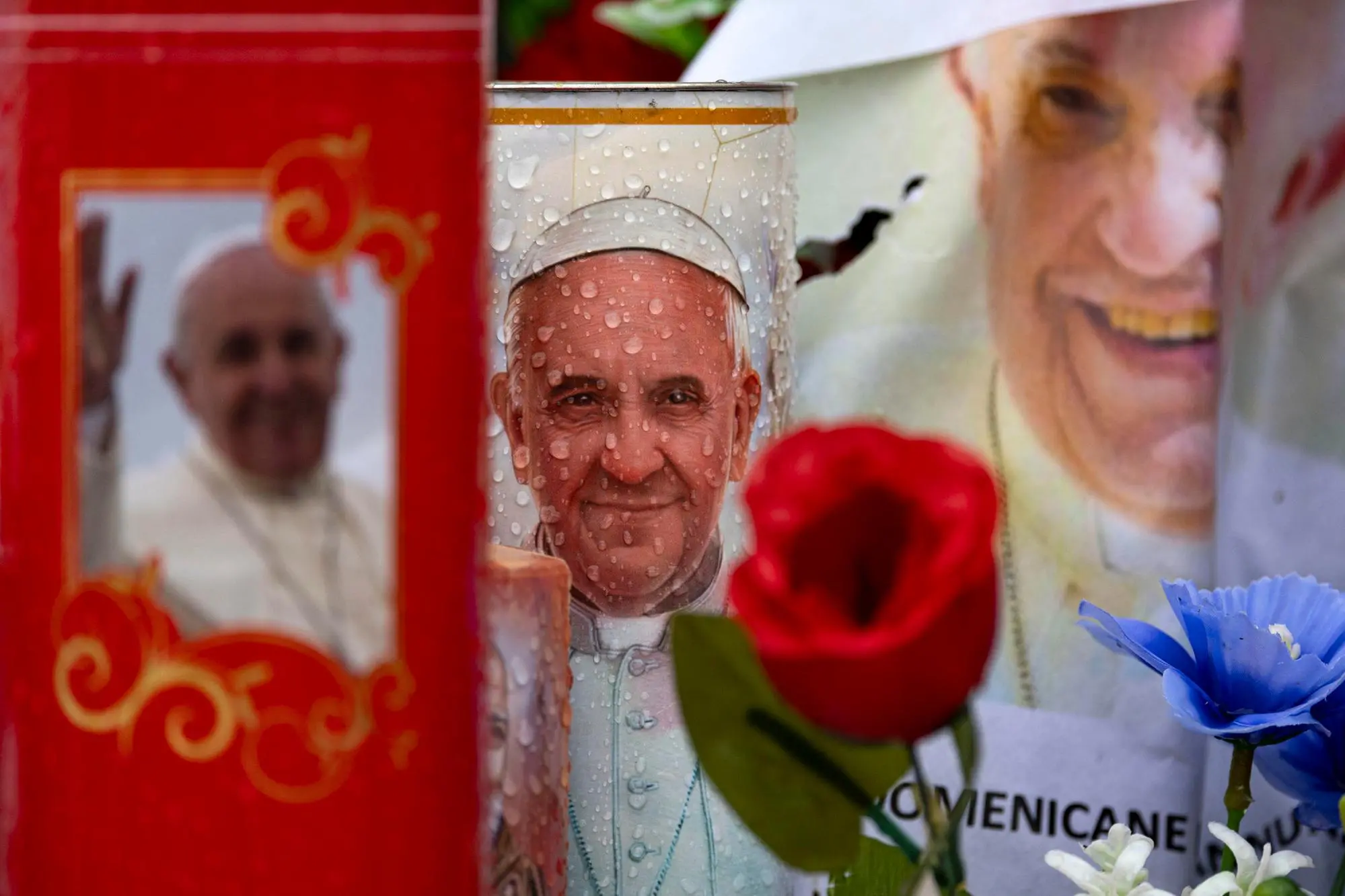 Lumini per Papa Francesco al Gemelli di Roma (Ansa)