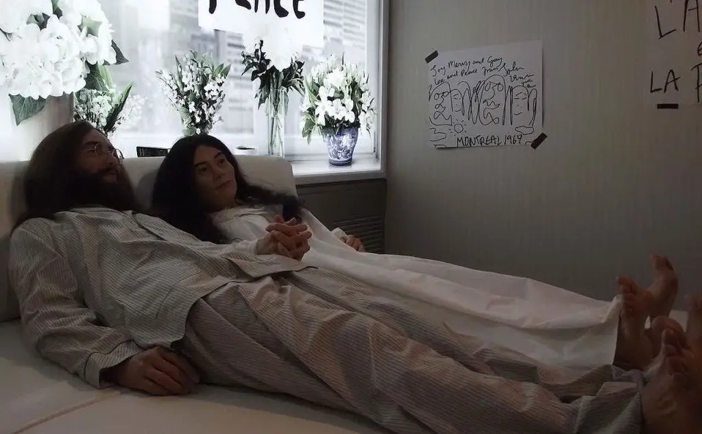 Statue di cera raffiguranti John Lennon e Yoko Ono a letto durante il Bed-In di Montreal del 1969 (foto da Wikipedia)