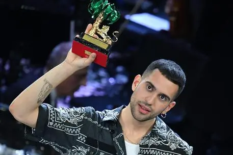 Italian singer Mahmood celebrates on stage after winning the 69th Sanremo Italian Song Festival at the Ariston theatre in Sanremo, Italy, 09 February 2019. The festival runs from 05 to 09 February. ANSA/ETTORE FERRARI