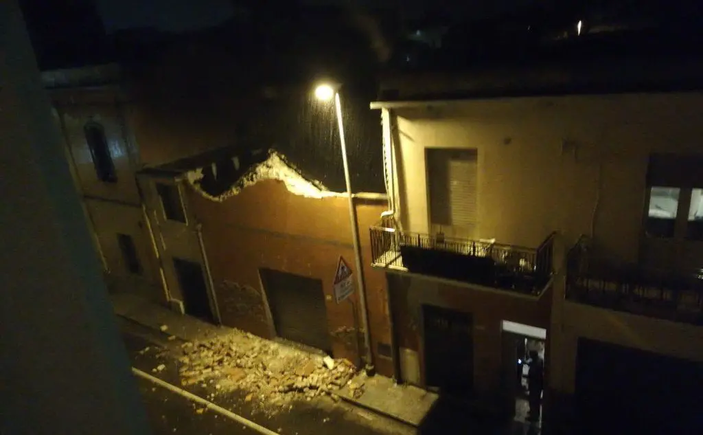 Il crollo della copertura di una casa a Elmas (foto L'Unione Sarda)