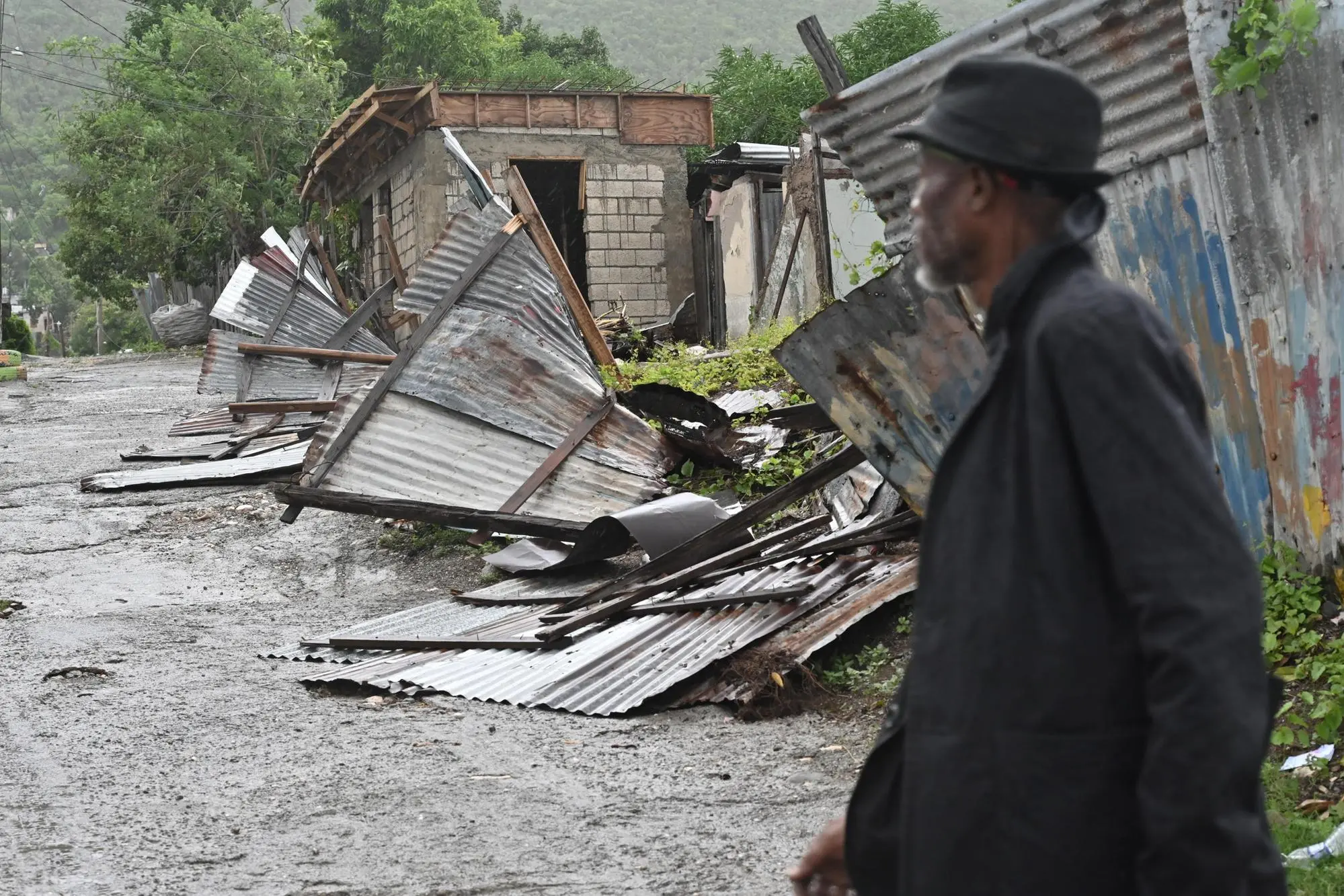 I primi danni dell'uragano Melissa in Giamaica (Ansa)
