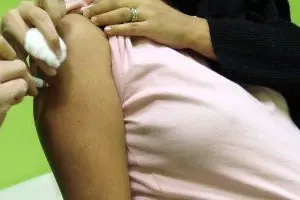 Una donna incinta si fa vaccinare