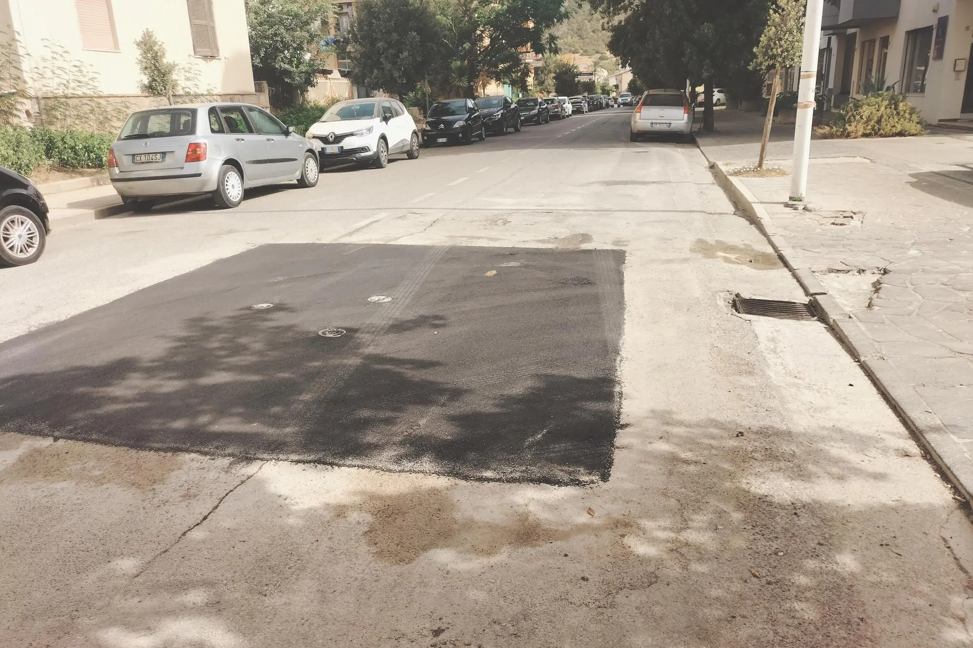 La riparazione in via Marche (foto Scano)