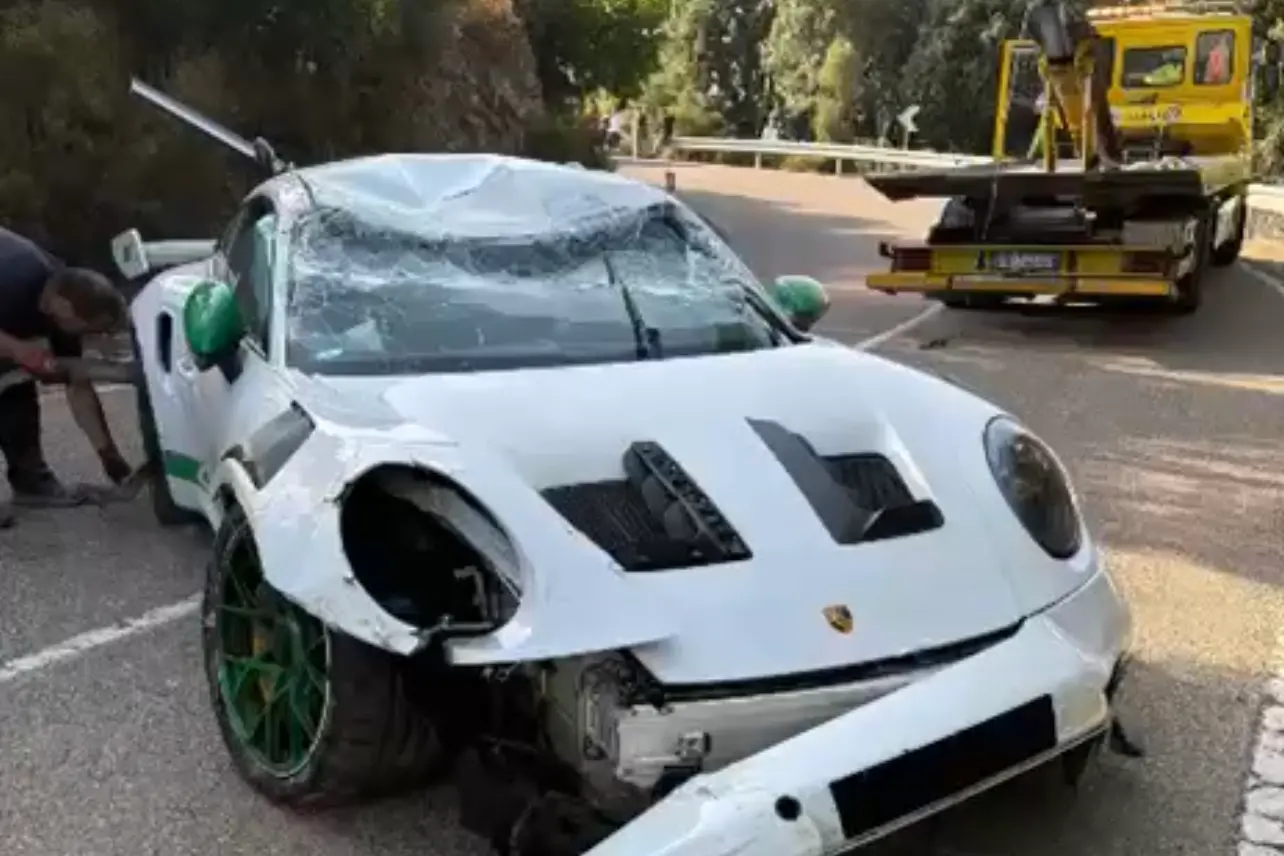 La Porche sull'asfalto dopo il recupero