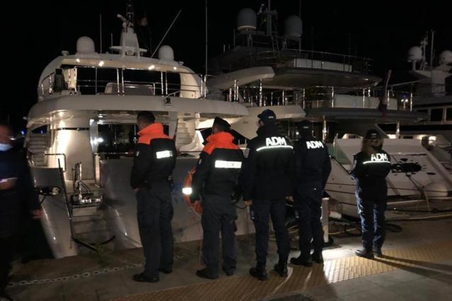 Uno degli yacht sequestrati agli oligarchi in Italia (Foto Guardia costiera)