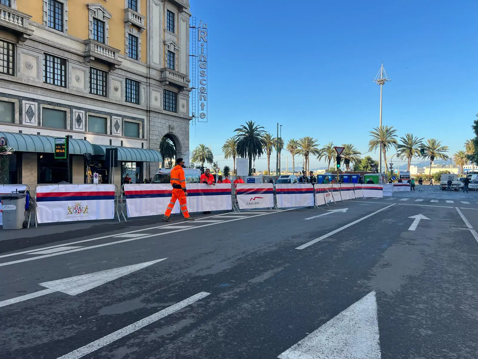 Gli ultimi ritocchi nel Largo Carlo Felice