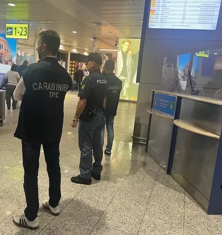 I controlli all'aeroporto di Cagliari (foto Polizia)
