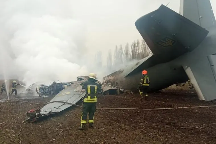 I resti di un aereo militare ucraino (Ansa)
