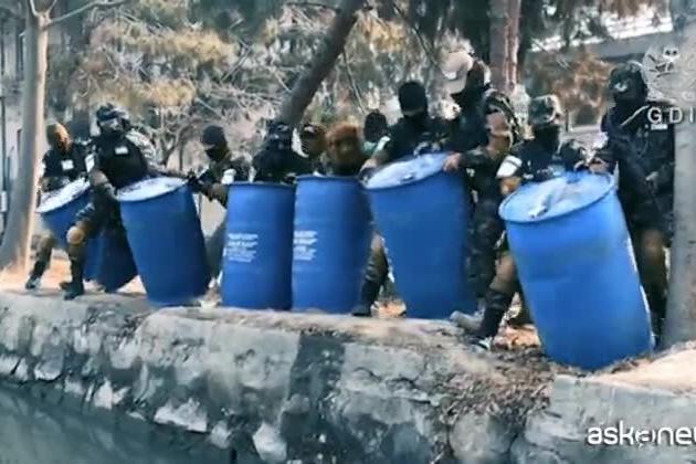Afghanistan, i talebani gettano nel fiume tremila litri di alcol