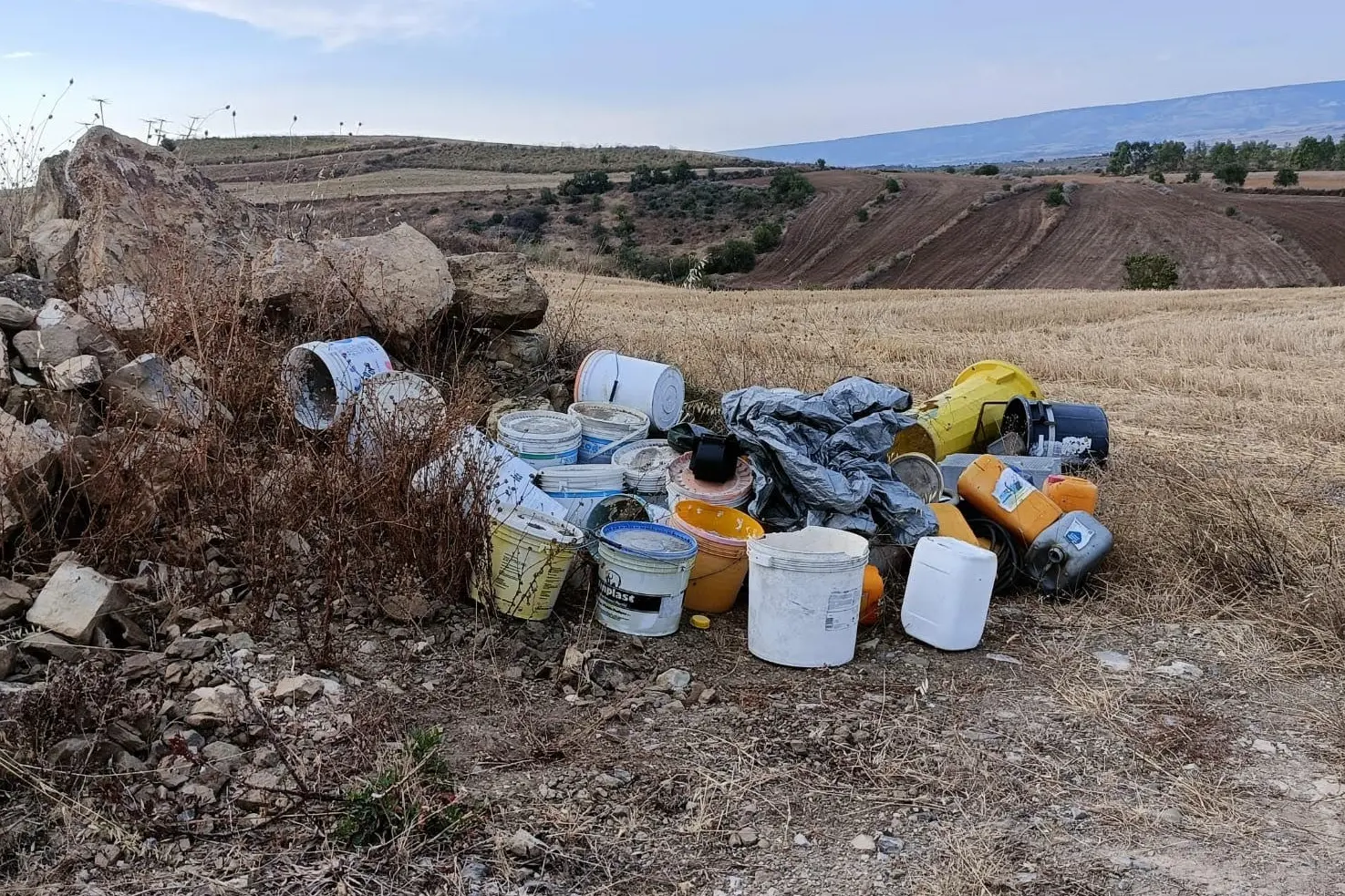 Villanovaforru, rifiuti abbandonati in campagna