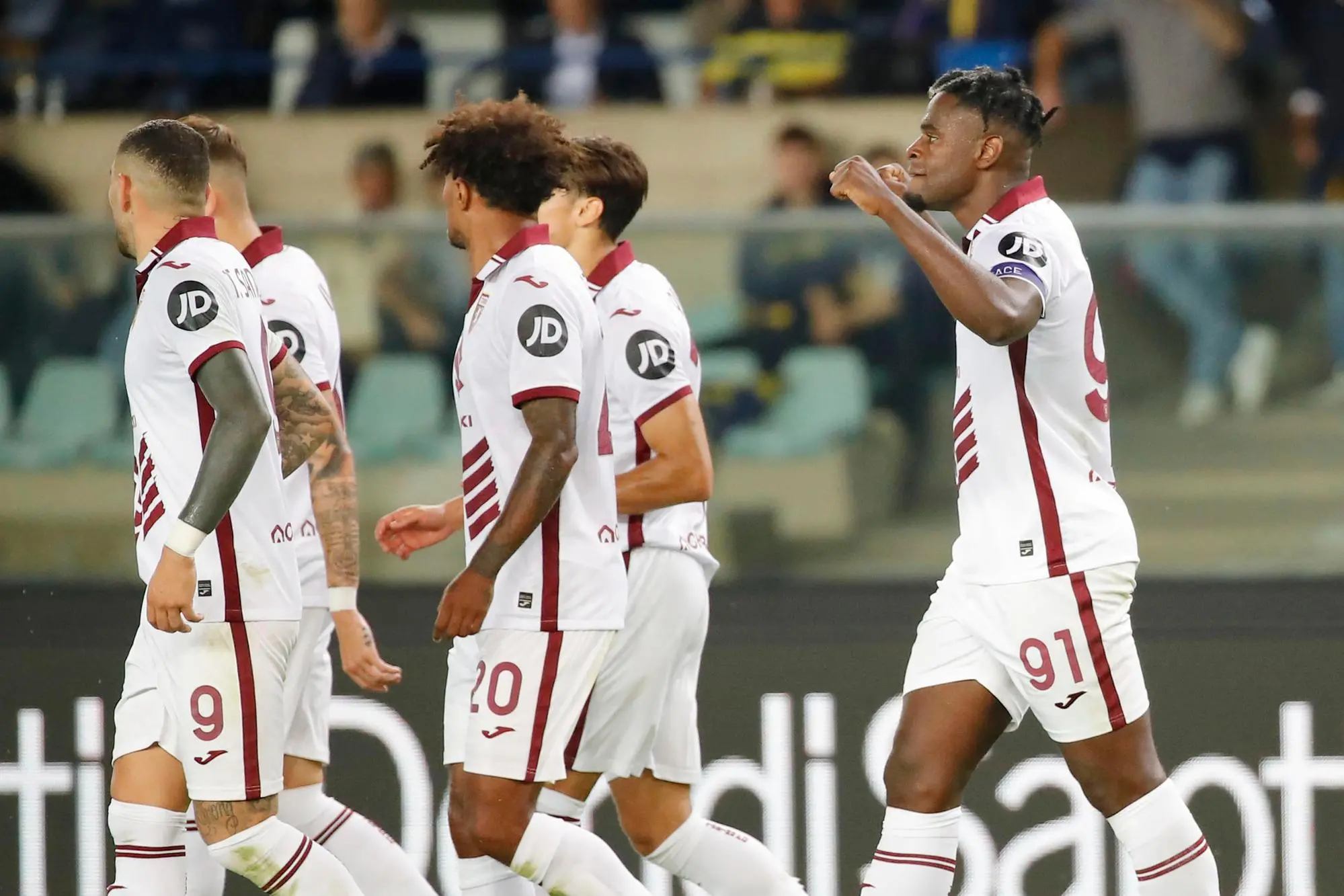 Torino's Duvan Zapata jubilates after scoring the goal 1-2 during the Italian Serie A soccer match Hellas Verona vs Torino Fc at Marcantonio Bentegodi stadium in Verona, Italy, 20 September 2024. ANSA/EMANUELE PENNACCHIO