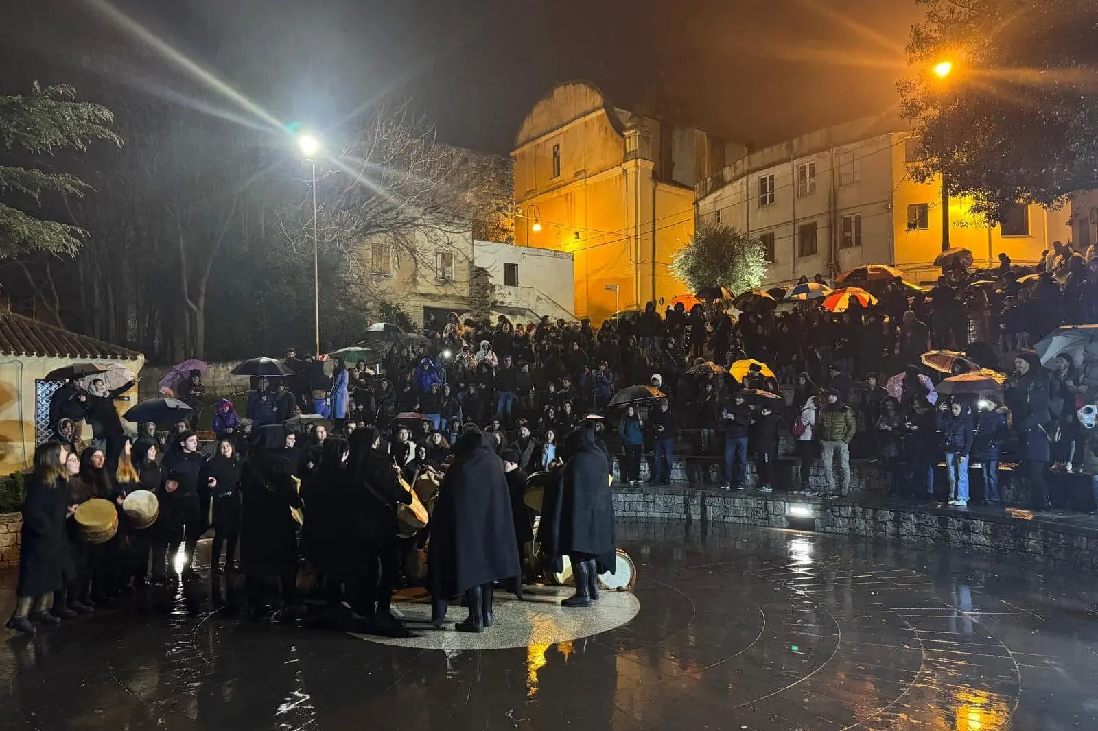 Festa in piazza a Gavoi (Foto simbolo, archivio)