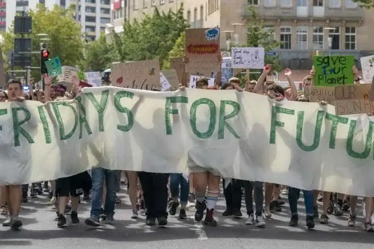 Giovani manifestanti del movimento "Fridays for Future" (archivio L'Unione Sarda)