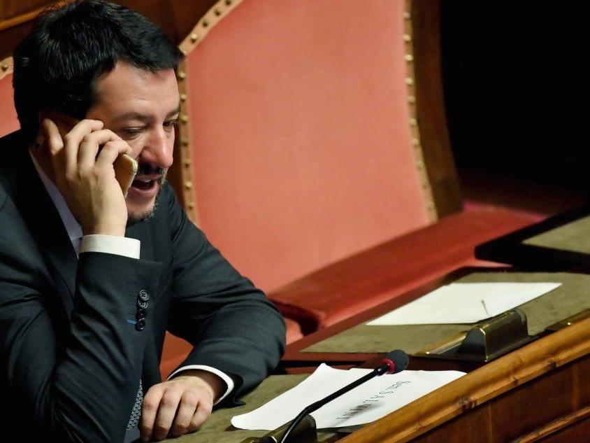 Salvini: &quot;Pronto a fare il premier&quot;. E apre al reddito di cittadinanza