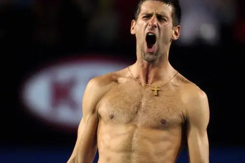 Novak Djokovic a petto nudo dopo la vittoria