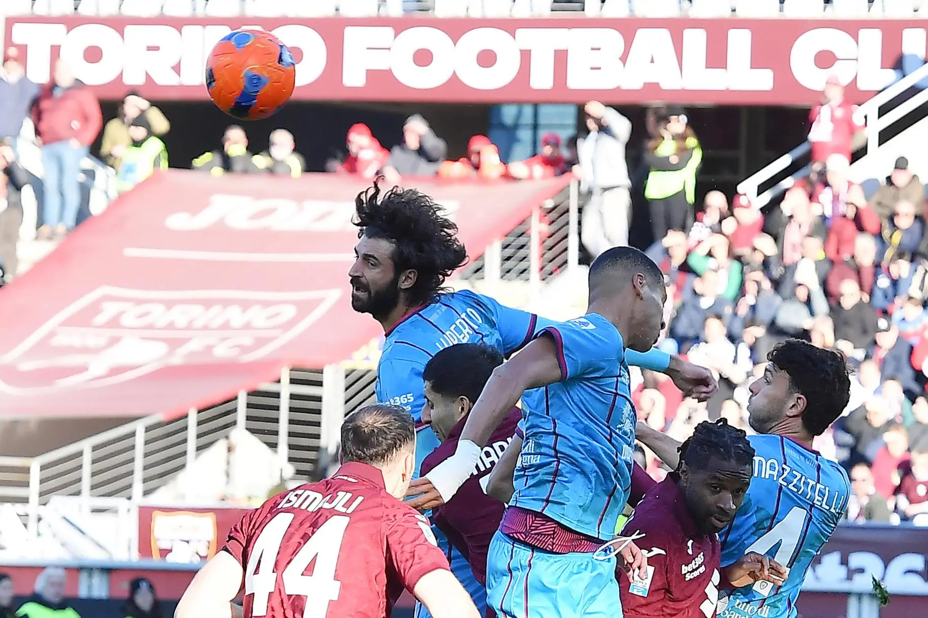 Un colpo di testa di Sebastiano Luperto nel primo tempo di Torino-Cagliari (foto Ansa)