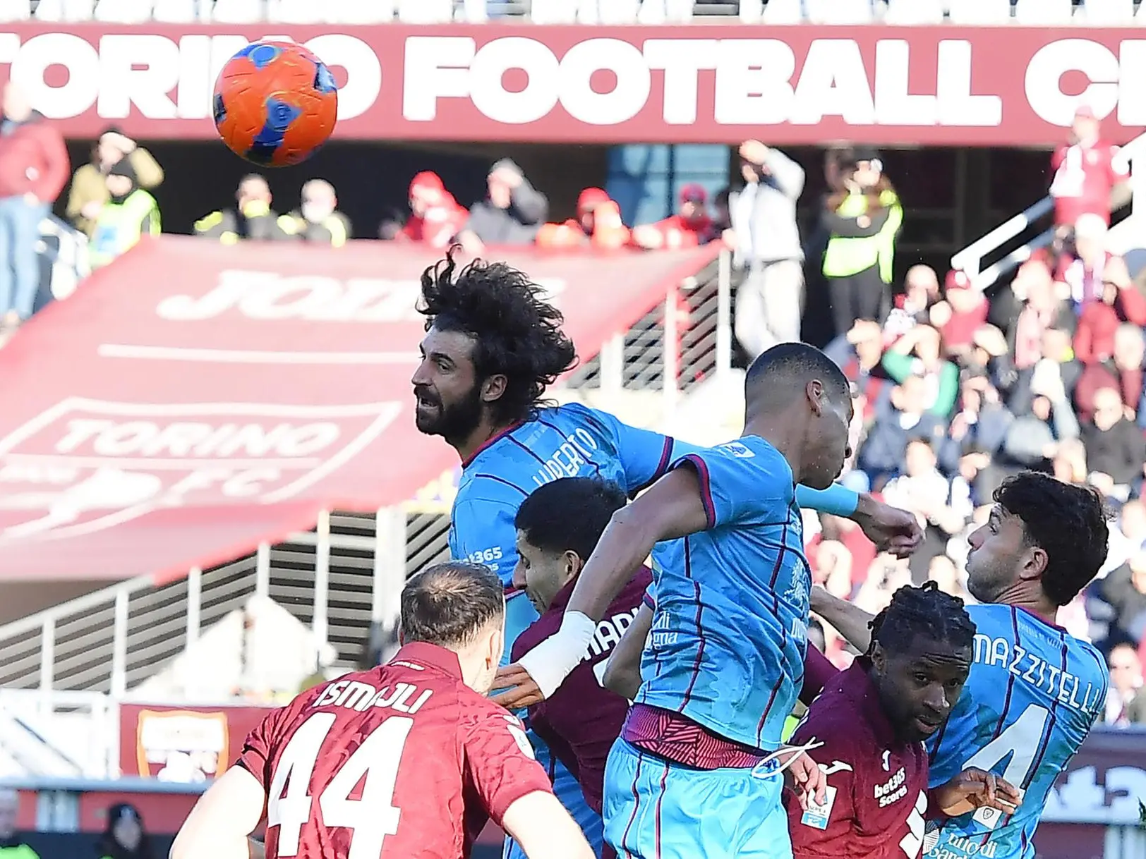 Un colpo di testa di Sebastiano Luperto nel primo tempo di Torino-Cagliari (foto Ansa)